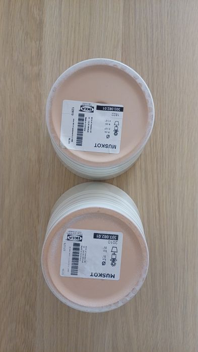 Dois vasos brancos ikea