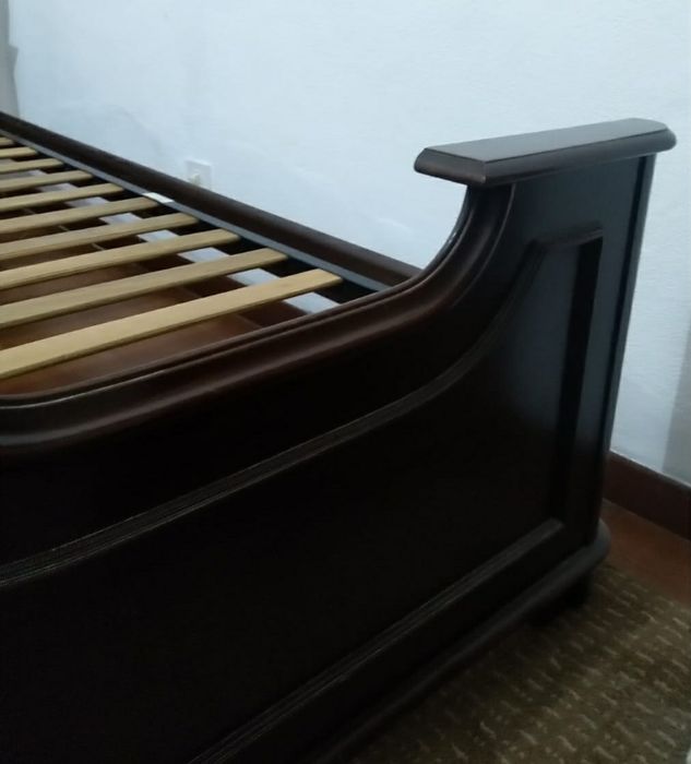 Cama de solteiro em madeira maciça estilo clássico + estrado