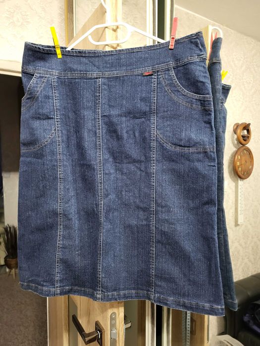 Elastyczna ,dzinsowa spodnica.