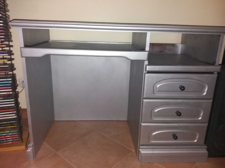 Escrivaninha/secretária e mesa cabeceira em mogno, pintadas prateado