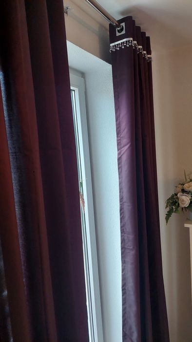 Przelotki, zasłony zaciemniające w kolorze fioletowym