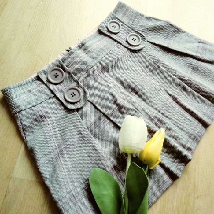 Plisowana spódnica w kratę z guzikami r. 9/10 lat