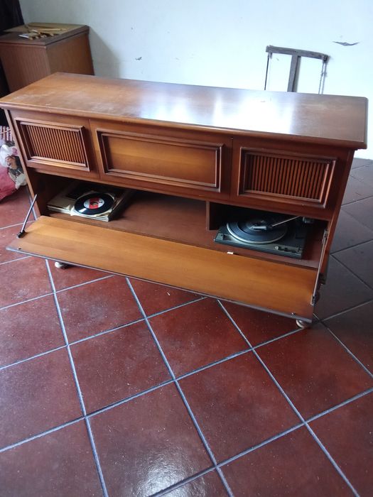 Móvel giradisco e rádio Grundig.