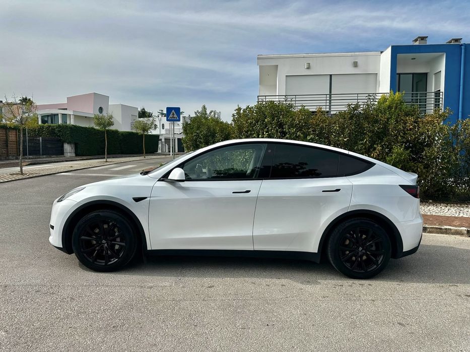 Tesla Model Y 2023 Standard Range