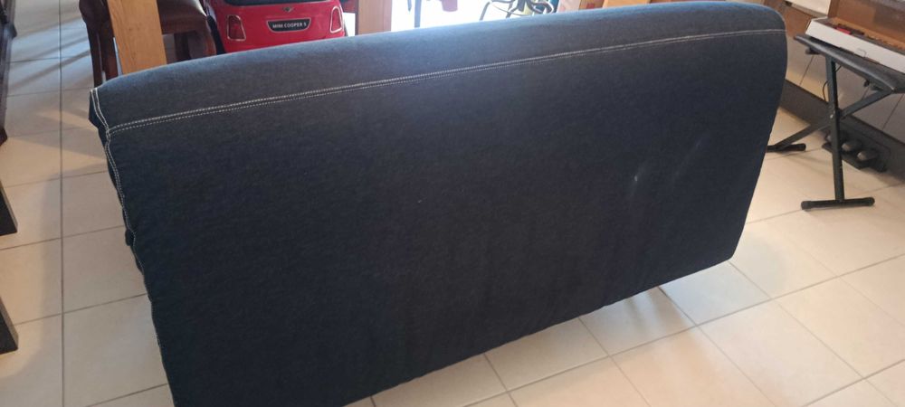 Sofá cama estrutura metálica e colchão e cobertura de ganga azul