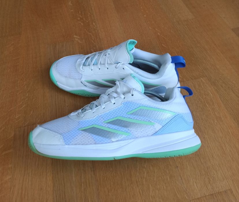 Волейбольні Кросівки для Дівчини Adidas Оригінал Розмір 40-25,5см