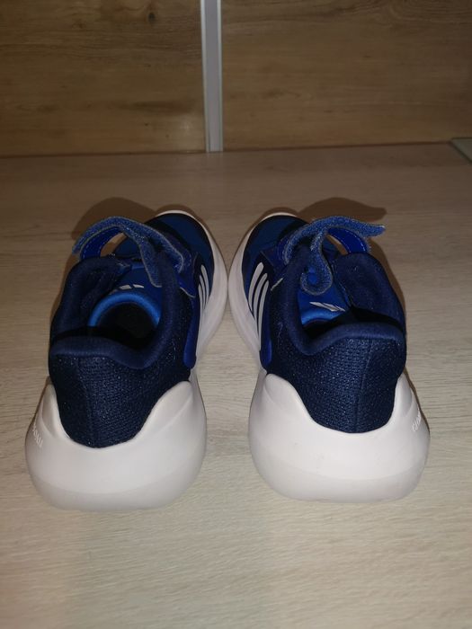 Sprzedam buty dziecięce adidas.