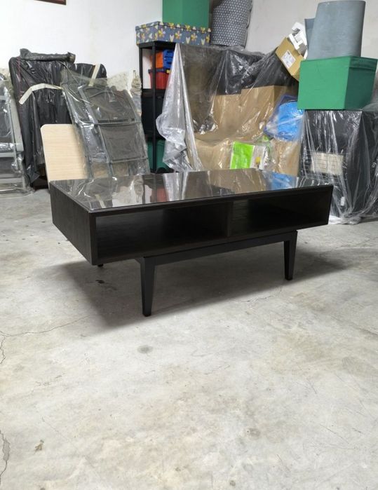 Mesa de centro com tampo de vidro