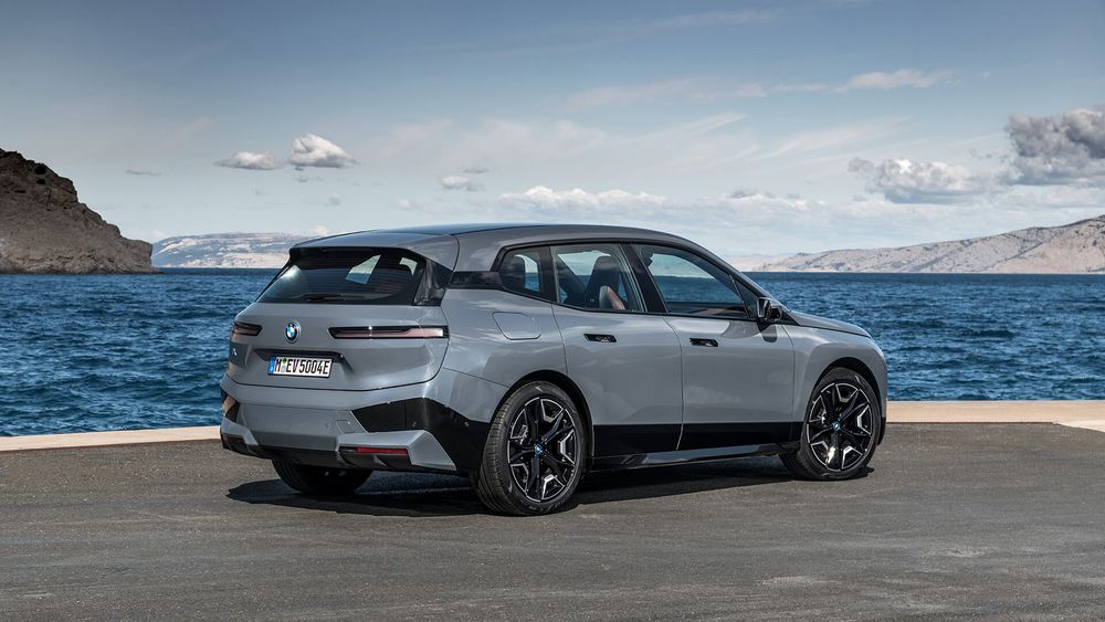 Szare BMW iX od tyłu