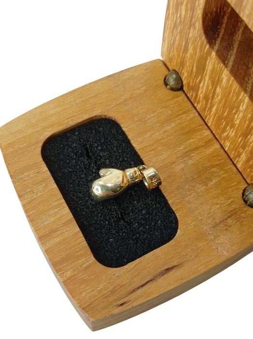 Unikatowa złota zawieszka rękawica 2,51G 1,5CM AG585