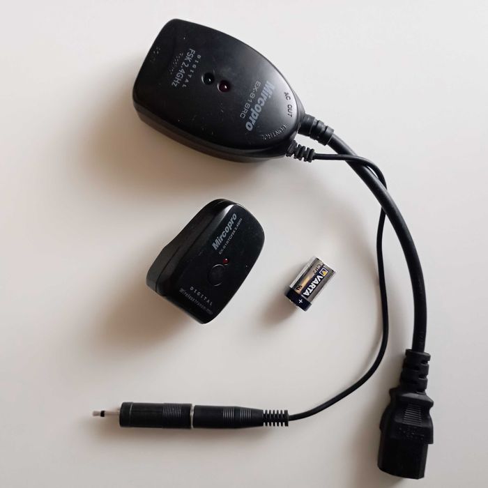 Фото спалах Mircopro MQ-300 і радіосинхронізатор.