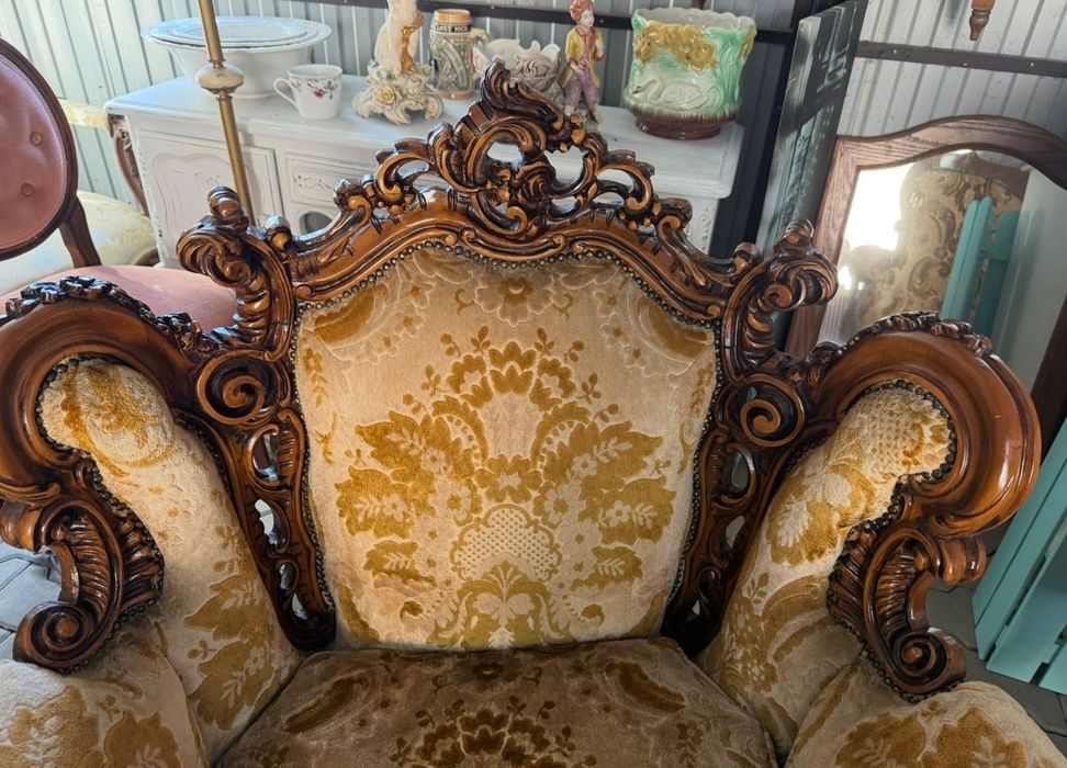 Włoski bogato rzeźbiony komplet-sofa,dwa fotele ława