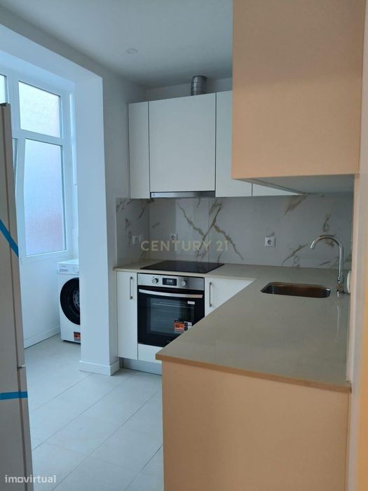 Apartamento T2 renovado pronto a estrear em Beato, a 500 metros do met