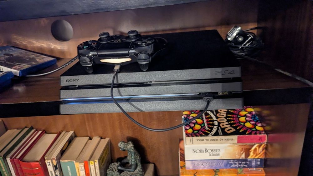 PS4 Pro 1TB + 9 jogos + 2 comandos para reparação