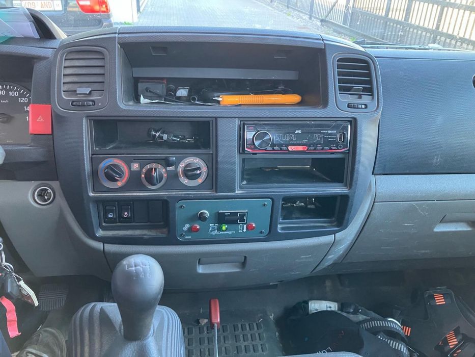 NISSAN NT400 3.0 150cv Grua Cesto 25 Metros de Trabalho 2018 Apenas 59.000km ###OPORTUNIDADE###