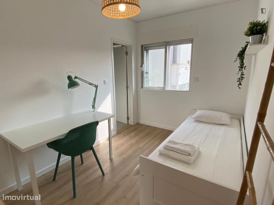 Quarto - localizado em Oeiras Lisbon