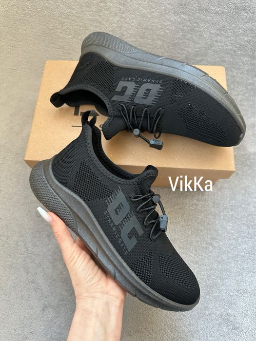 Дихаючі літні чорні кросівки