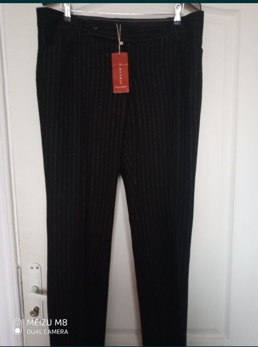 Сучасний класичний брючний костюм.