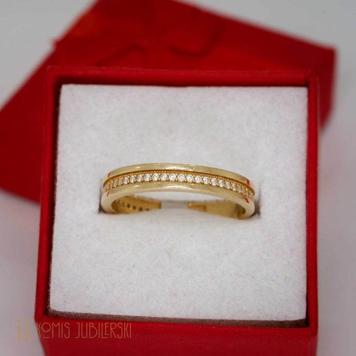 Złoty pierścionek z cyrkoniami.