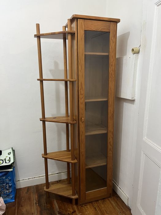 Estante em madeira com porta de vidro