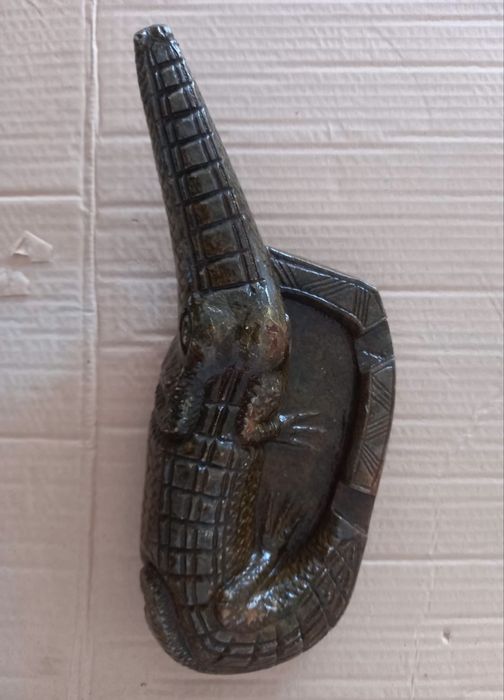 Cinzeiro em forma de crocodilo