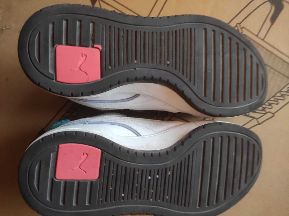 Білі кросівки для жінок від Puma