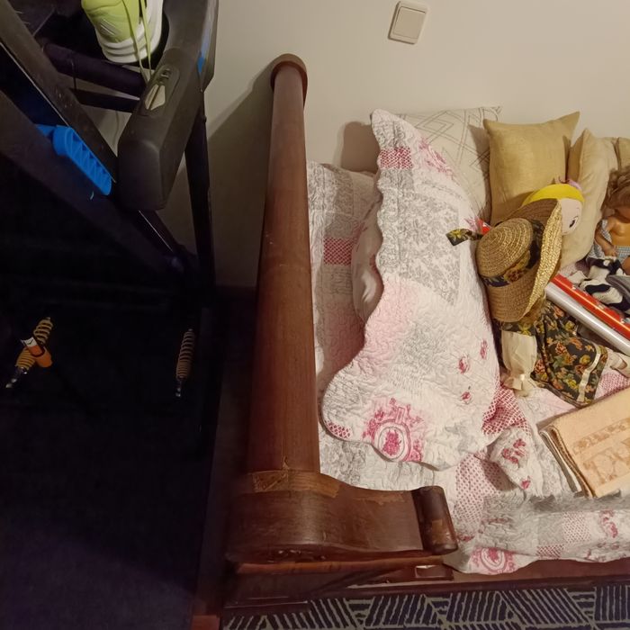 Cama antiga de encostar á parede.