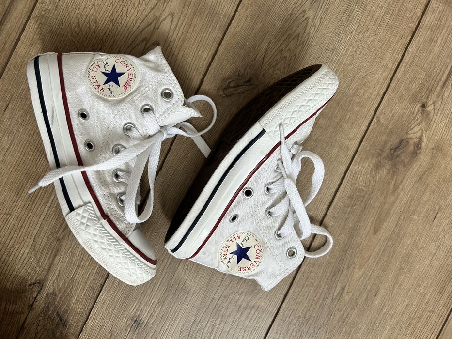 Biale Converse r 27