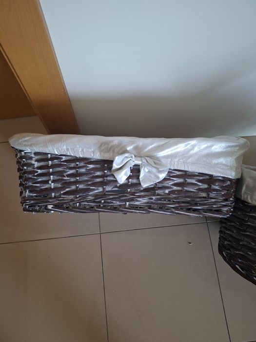 2 cestas vime castanho com tecido prateado