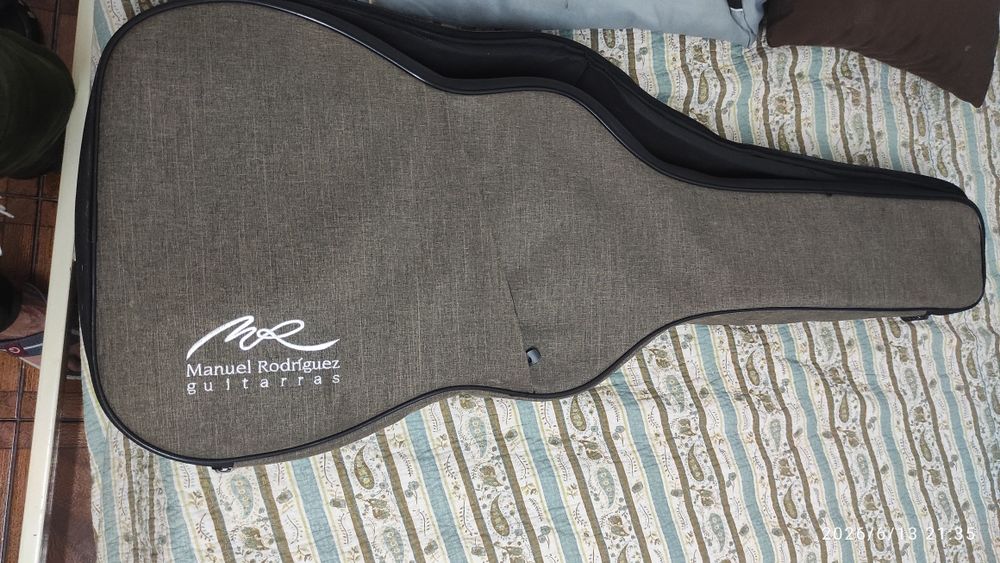 Vendo um violão fender elétrico cor preto semi novo pouco usado
