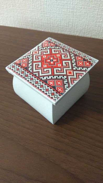 Маленька скриня, розмір 8*8*6см