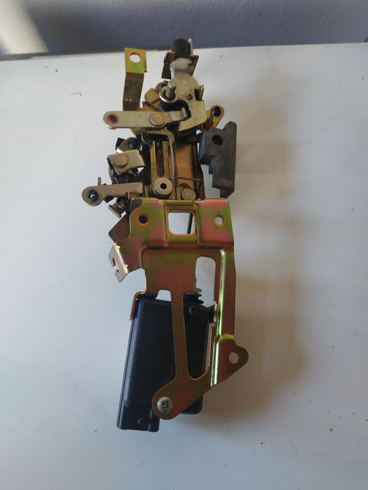 Замок  дверей  Пежо партнер