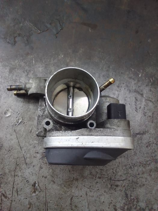 Przepustnica powietrza Volkswagen Passat B5 FL benzyna 1.6 8v AZM 85kw