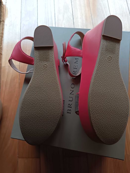 Estilo e Conforto: Sandália (como novas) Premium com Acabamento Brilhante