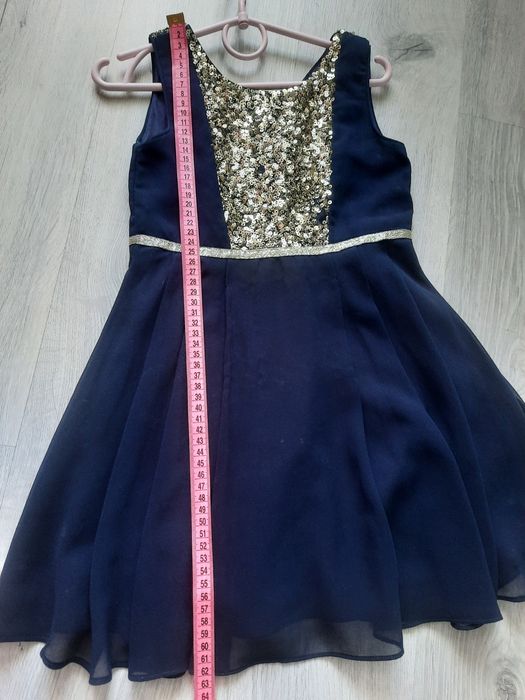 Платья нарядные, очень красивые.