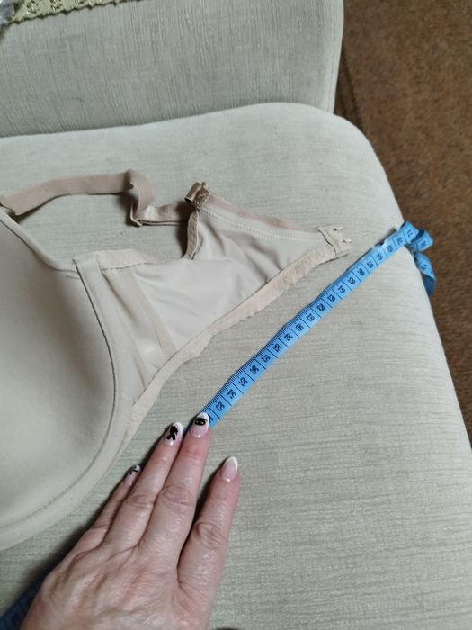 Бюстгальтера... беж и серый.