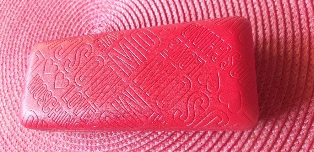 Òculos/ armação marca Moschino.