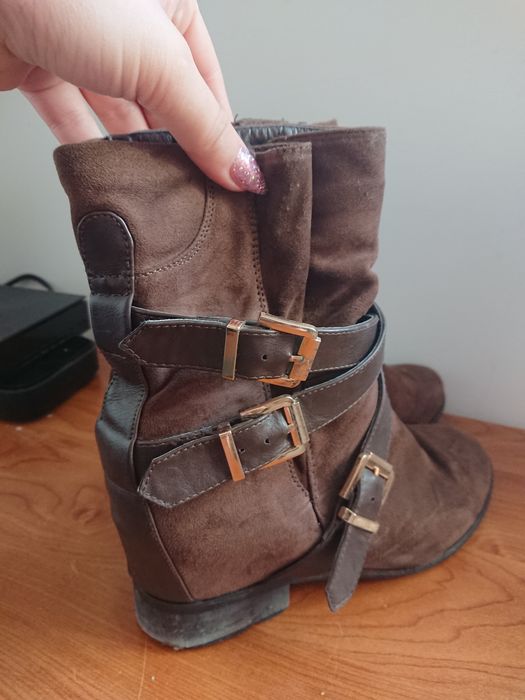 Botki brazowe na ukrytej koturnie.