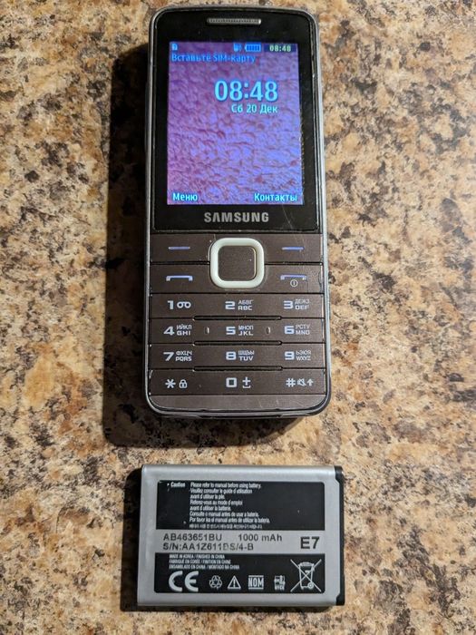 Кнопочный телефон Samsung