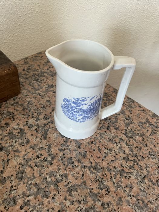 Caneca antiga de porcelana