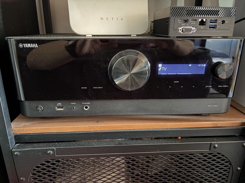 Yamaha rxV6A amplituner
