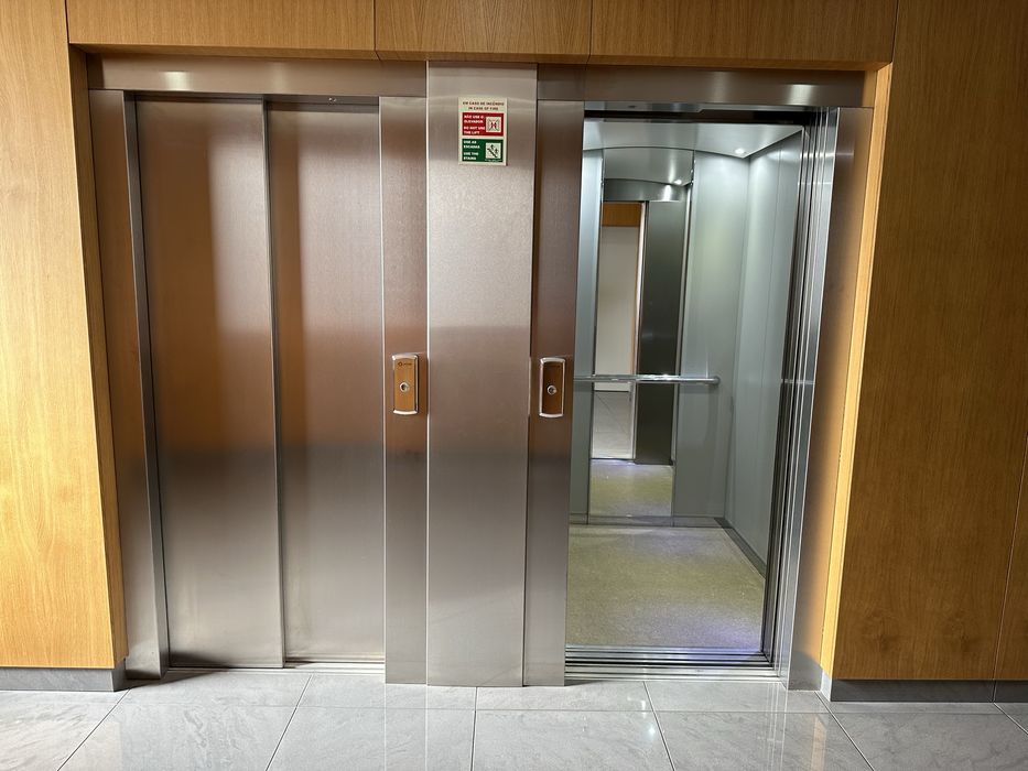 Apartamento T2 na Rua da Boavista com lugares de garagem e vista desafogada
