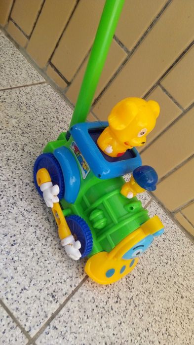 Vários brinquedos para criança empurrar interativos