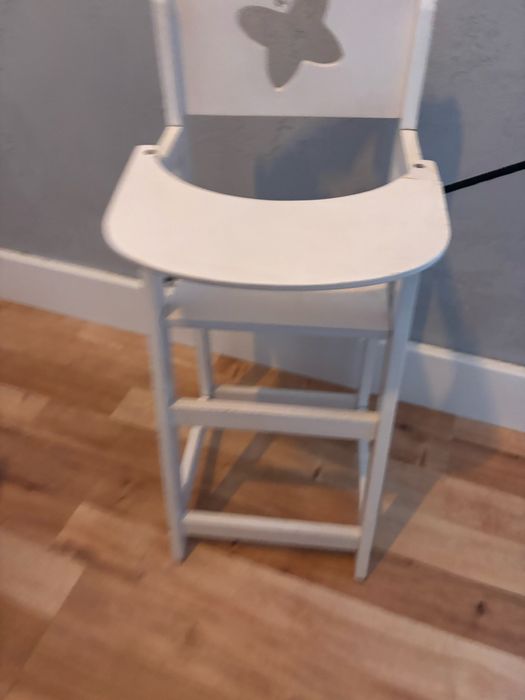 Drewniane krzeselko do karmienia lalek