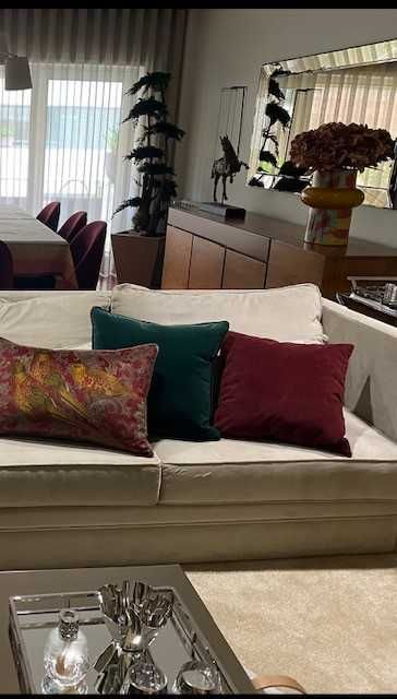 Sofá em veludo Laskasas, com tachas prateadas.