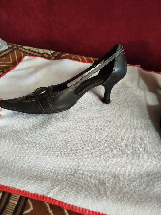 Безкоштовно  віддам Туфлі 38 р на вузеньку ніжку