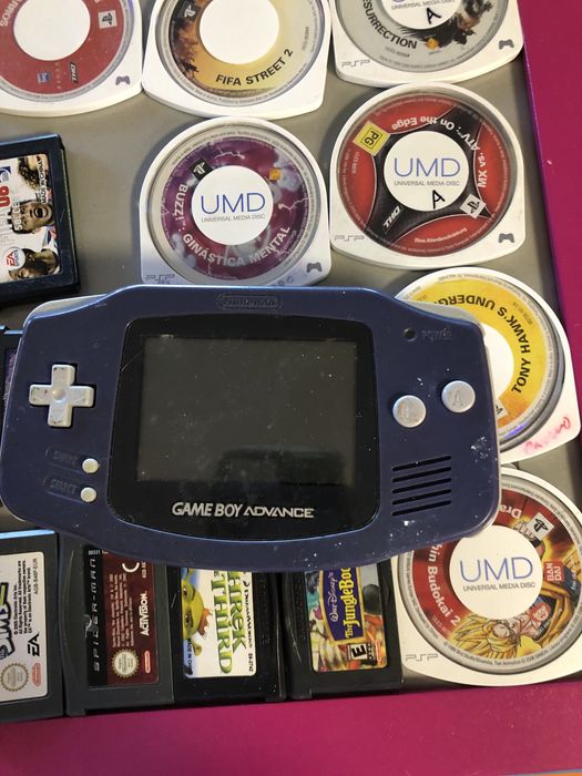 Gameboy azul, funciona a pilhas com entrada para auscultadores