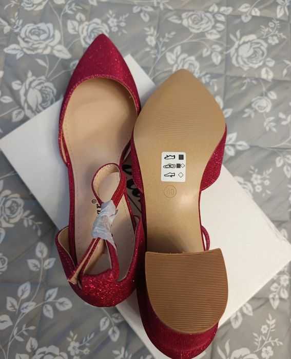 Brokatowe czółenka na slupku