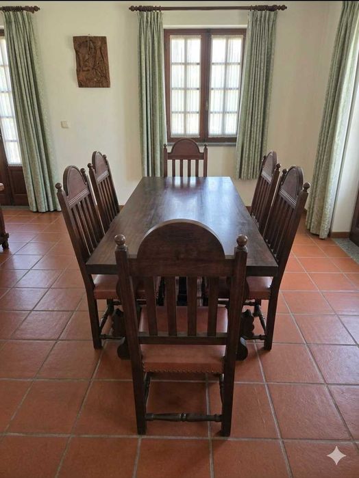 Conjunto de Mesa de Jantar em Madeira Maciça + 6 Cadeiras em Pele (Como Novo)