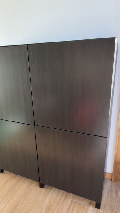 IKEA BESTÅ Preto c/ Extras (Vidro + Suporte Garrafas) – Excelente Estado